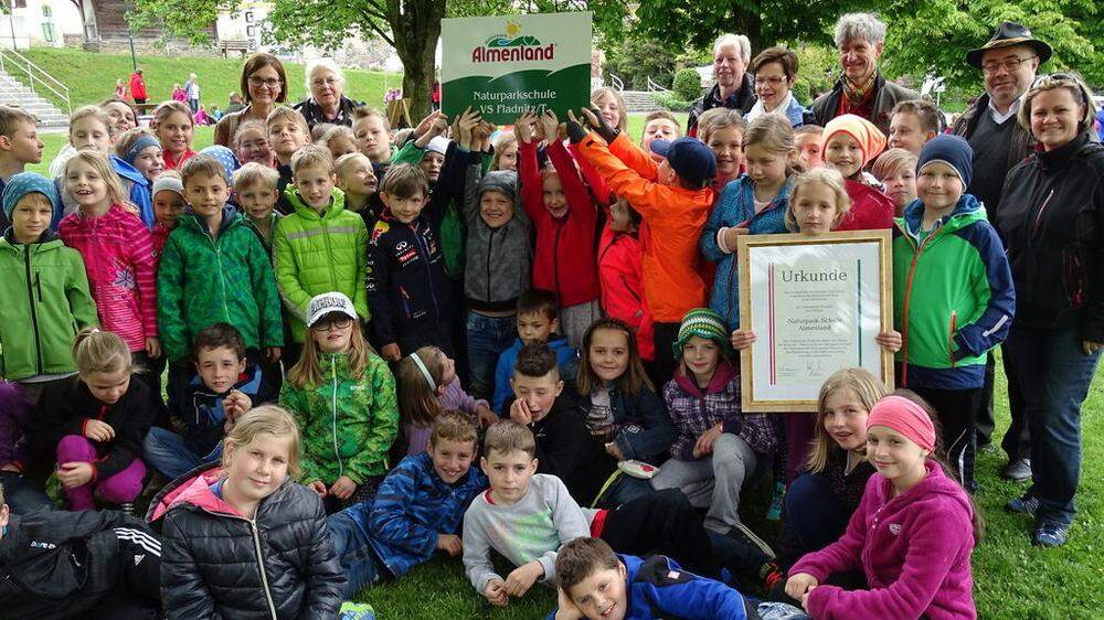 Die Volksschule Fladnitz/Teichalm wurde im Rahmen des „Tages der Artenvielfalt“ zur Naturpark-Schule ernannt