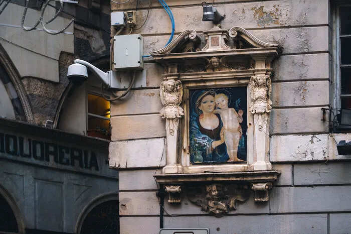 Unzählige „Edicole“ hüten als eine Art Tabernakel die Stadt. Natürlich wurden sie seit Jahrhunderten aus Frömmigkeit platziert, aber es wäre nicht Genua, steckte nicht auch ein praktischer Grund dahinter. Einst dienten sie, mit Kerzen bestückt, als Gassenbeleuchtung. Mehr zur vielleicht am meisten unterschätzten Stadt Italiens