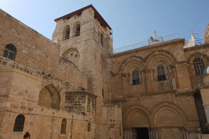 Inmitten der Alstadt, umgeben von anderen Häusern - die Grabeskirche. An dieser Stelle soll Jesus der Überlieferung nach gekreuzigt und begraben worden sein.