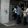 Lange Bakomat-Warteschlangen in Griechenland