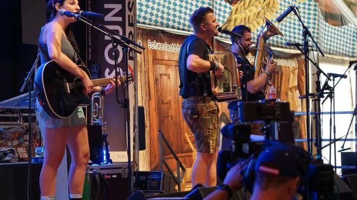 Musik von den "Granaten" brachte das Publikum vor den Auftritten der Politiker in Stimmung.