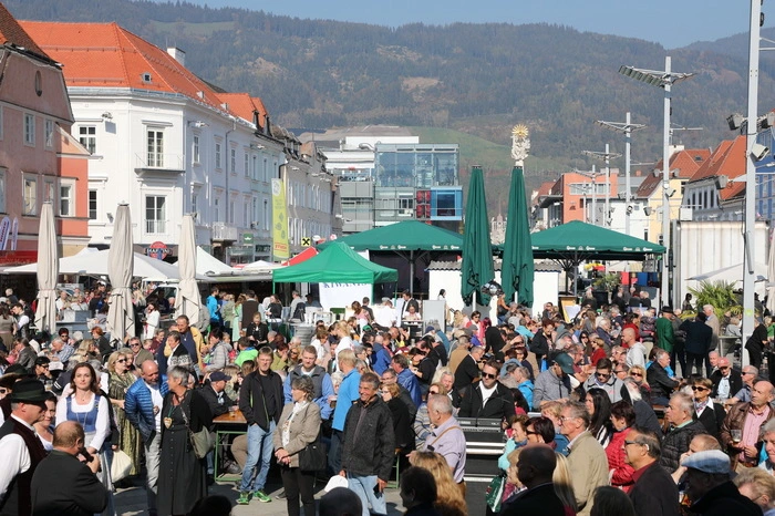 Seit dem Vormittag erobern Tausende Besucherinnen und Besucher das Gebiet des Gösser Kirtags.
