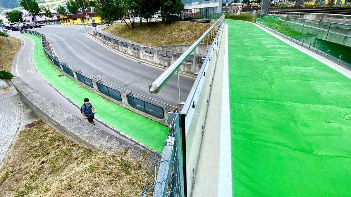 Die grünen Streifen lotsen nun Radfahrer die vom Bahnhof kommen und in Richtung Schwimmbad fahren auf den richtigen Weg 