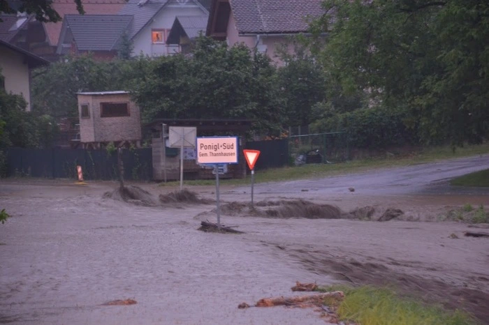 Weitere Einsatzfotos, die das Ausmaß der Überschwemmungen verdeutlichen.