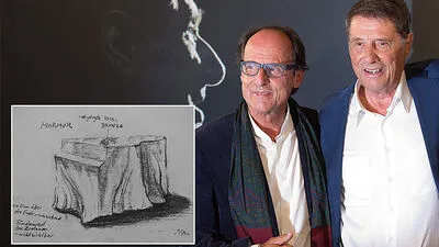 Bruder Manfred Bockelmannn (links) entwarf für seinen Bruder Udo Jürgens das marmorne Grabdenkmal auf dem Wiener Zentralfriedhof