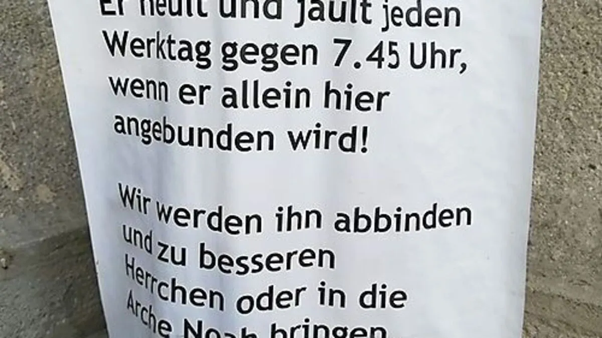 Per Zettel diskutieren Anrainer am Grazer Hasnerplatz über den Umgang mit einem Hund
