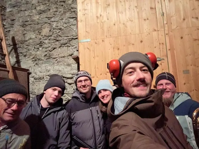 Bläser der Musikkapelle Matrei hoch oben im Kirchturm