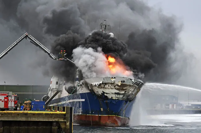 Der Brand war bereits am Mittwoch auf dem russischen Fischfangschiff ausgebrochen.