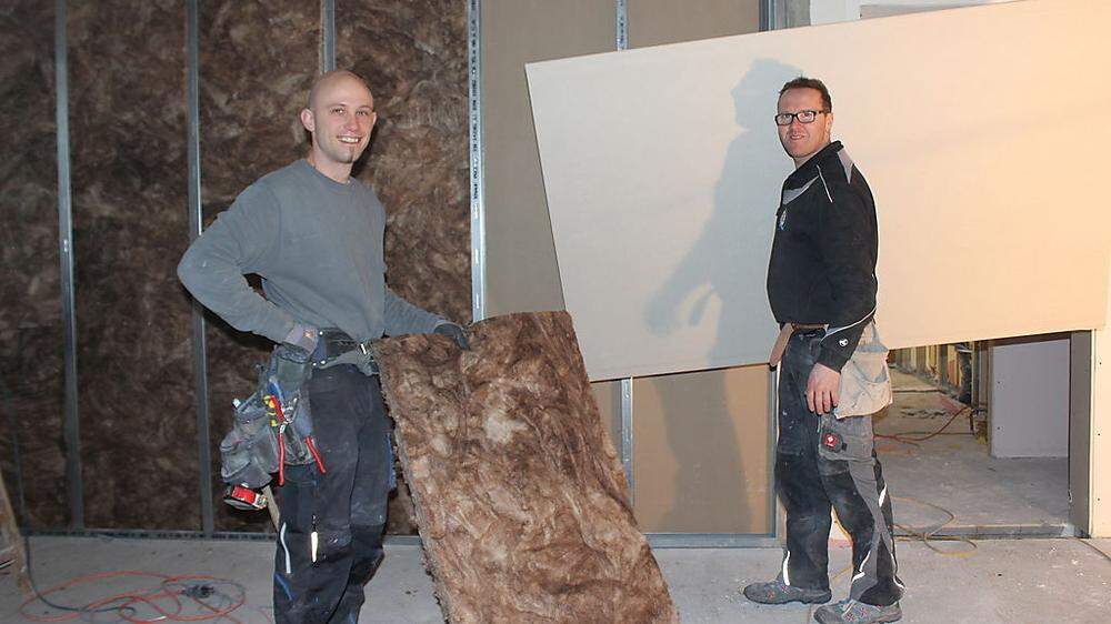  Markus Sommer und Wolfgang Kutscherer kümmern sich um die neuen Wände