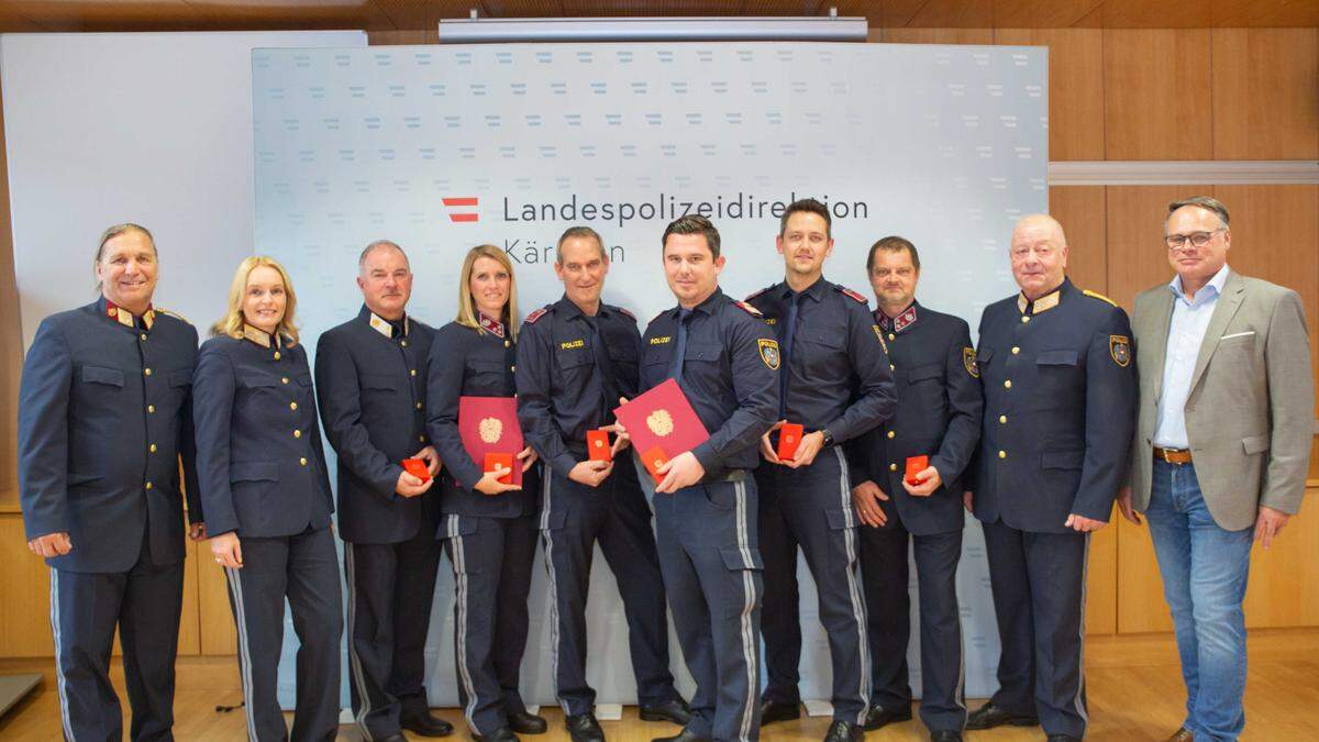 Bezirkspolizeikommandant Peter Hauser, Michaela Kohlweiß, Gottfried Zötsch, Andrea Weiländer, Rainer Schöfl, Bernhard Taudes, Rafael Koschu, Norbert Urach, Wolfgang Rauchegger und Personalvertreter Reinhold Dohr (von links)