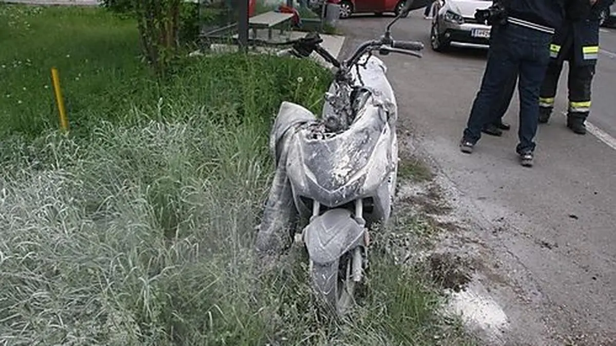 Aus unbekannter Ursache fing das Moped Feuer