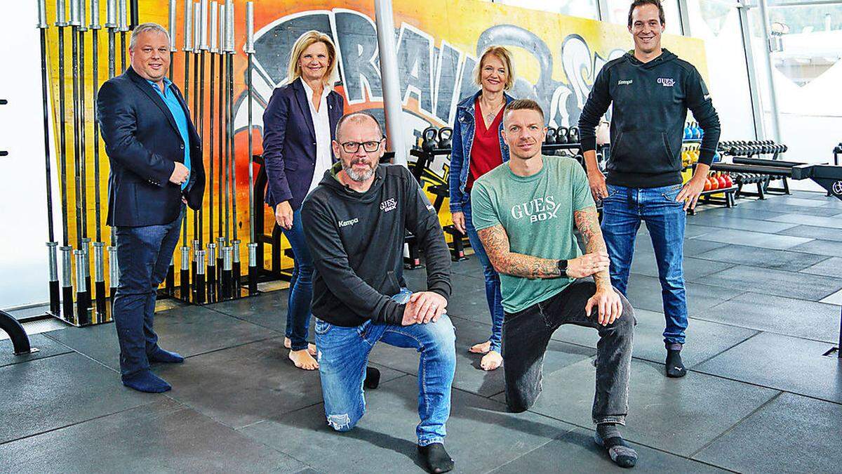 Inhaber Günther Schöberl (vorne links) und Coach Markus Gander (vorne rechts) mit Gratulanten 