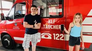 Einsatztaucher Marco Riepl mit der Besitzerin Alisa Glinik