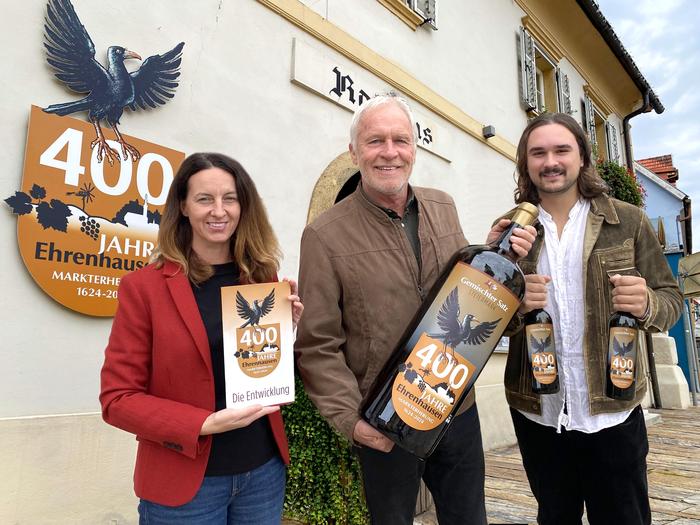 Historikerin Alexandra Kofler mit Bürgermeister Hannes Zweytick und Weinbauer Tobias Zweytick