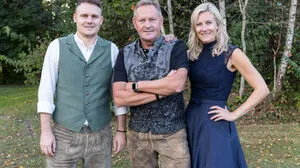 Seit 1993 führt Klaus Zidek (M) die Spenglerei und Dachdeckerei. Mittlerweile arbeiten auch seine Kinder Samuel Zidek (l.) und Sara Zidek-Milionis im Familienbetrieb mit