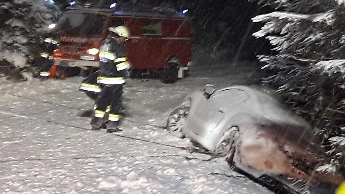 Mit der Seilwinde zogen  die Einsatzkräfte den Wagen aus dem Abgrund