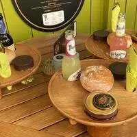 Originelle Idee: Serviert wird das Gulasch im Glas auf einer Holzplatte, die auch Öffnungen für ein Glas Spätzle, Besteck und eine 0,3-Liter-Flasche beinhaltet, in der Mitte ist Platz für eine runde Semmel.