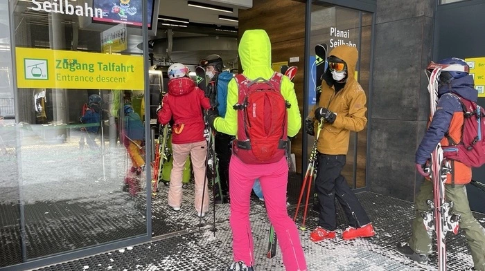Skifahren ist im Lockdown ja erlaubt. Das gestrige Prachtwetter lockte auch viele auf die Pisten. Doch die 2G-Checks hatten es noch in sich und sorgten für Staubildungen in mehreren Skigebieten im Kassenbereich. In Schladming musste kurz sogar eine Straße gesperrt werden. Doch ....