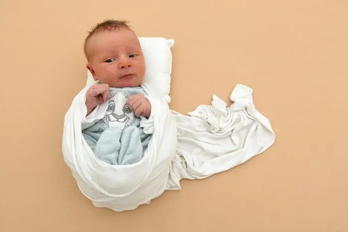 Mathias | Am 22. April machte der kleine Mathias im LKH Villach seinen ersten Schrei. Kurz nach der Geburt zeigte das Maßband eine Größe von 52 cm und die Babywaage ein Gewicht von 3840 g an. In Kühweg sind Bruder Jakob sowie Christina und Alexander Zitzenbacher überglücklich.