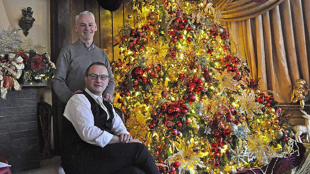 Shane Sansom und Hannes Viehhauser (sitzend) mit ihrem prunkvollen Christbaum