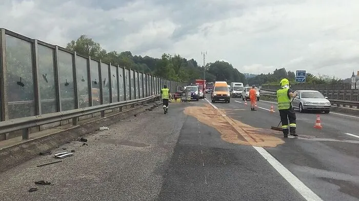 Bilder vom Verkehrsunfall auf der Semmering Schnellstraße (S6).