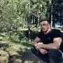 Ein Mann in einem Wald.
