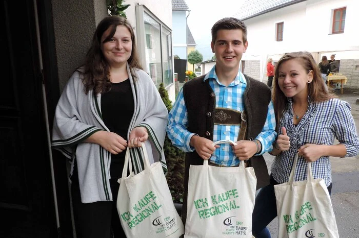 Unter dem Motto „Der Körper braucht’s, der Bauer hat’s“, hat die Landjugend Kraubath Einkaufssackerl mit regionalen Produkten an alle Besucher verteilt. Damit sollte ein Zeichen gesetzt werden, heimische Bauern mit dem Kauf regionaler Produkte zu unterstützen.