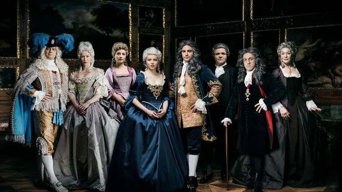 Eine schrecklich adelige Familie (von links nach rechts): Fritz Karl (Kaiser Karl VI.), Zuzana Stivínová (Elisabeth Christine von Braunschweig-Wolfenbüttel), Anna Posch (Maria Anna von Habsburg), Marie-Luise Stockinger (Maria Theresia von Habsburg), Vojtech Kotek (Franz Stephan von Lothringen), Cornelius Obonya (Gottfried Pilipp Spannagel), Karl Markovics (Prinz Eugen), Julia Stemberger (Maria Karolina von Fuchs-Mollard). 