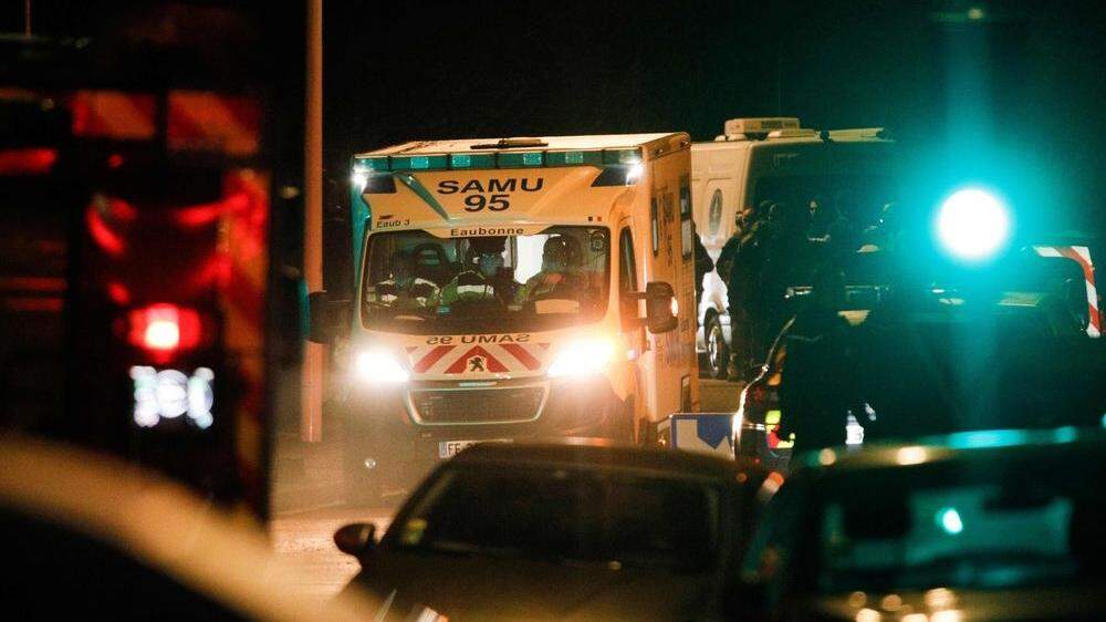 Ein Rettungswagen blockiert die Straße in Domont, im Norden von Paris, nachdem der mutmaßliche Geiselnehmer tot aufgefunden wurde. 
