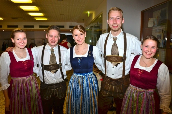 Die Palette zwischen der Kreuzpolka, dem Paschater Zwoaschritt, dem Spinnradl zu Dritt oder dem Kreistanz aus Kirchbach war mehr als breit.