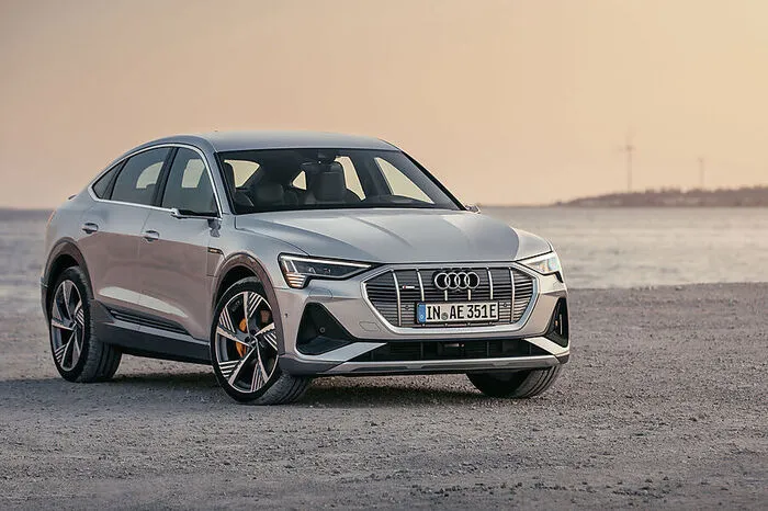 Audi e-tron Sportback. Nach dem e-tron bringt Audi mit dem Sportback die Coupé-Variante des Strom-SUV auf den Markt. Mit bis zu 300 kW Leistung kommt der Sportback dank 95-kWh-Batterie nach dem WLTP-Zyklus bis zu 446 Kilometer weit, was einem Stromverbrauch von 26,3 bis 21,6 kW auf 100 Kilometern entspricht. 