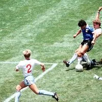 Nach dem unwiderstehlichen Solo schießt Maradona ein, aber das Tor hätte mit VAR nicht gezählt