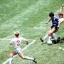Nach dem unwiderstehlichen Solo schießt Maradona ein, aber das Tor hätte mit VAR nicht gezählt