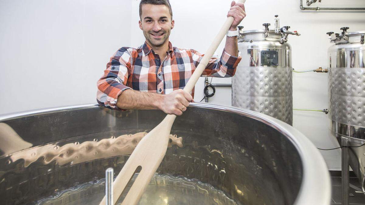 Manuel Kapeller-Hopfgartner braut die Edeltraud. Ab dem Saisonstart auf der Gerlitzen (Dezember) kann man das Bier genießen