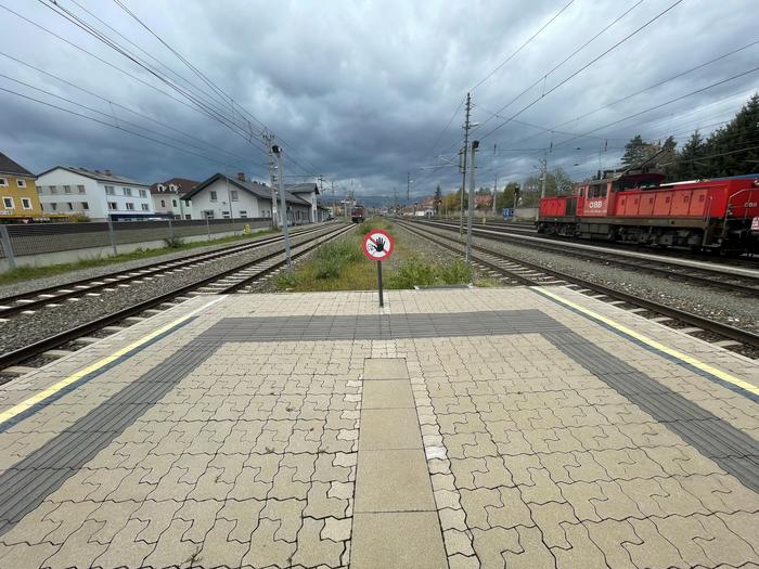 Am Bahnhof Zeltweg wurde endlich der Bahnsteig verlängert