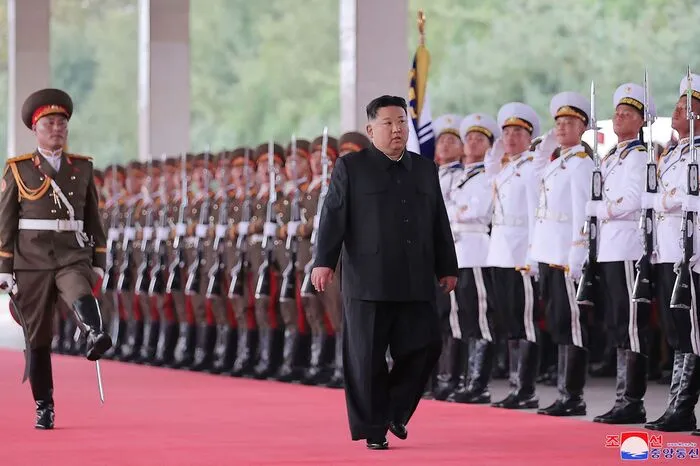 Zuvor wurde Kim von einer Delegation verabschiedet.