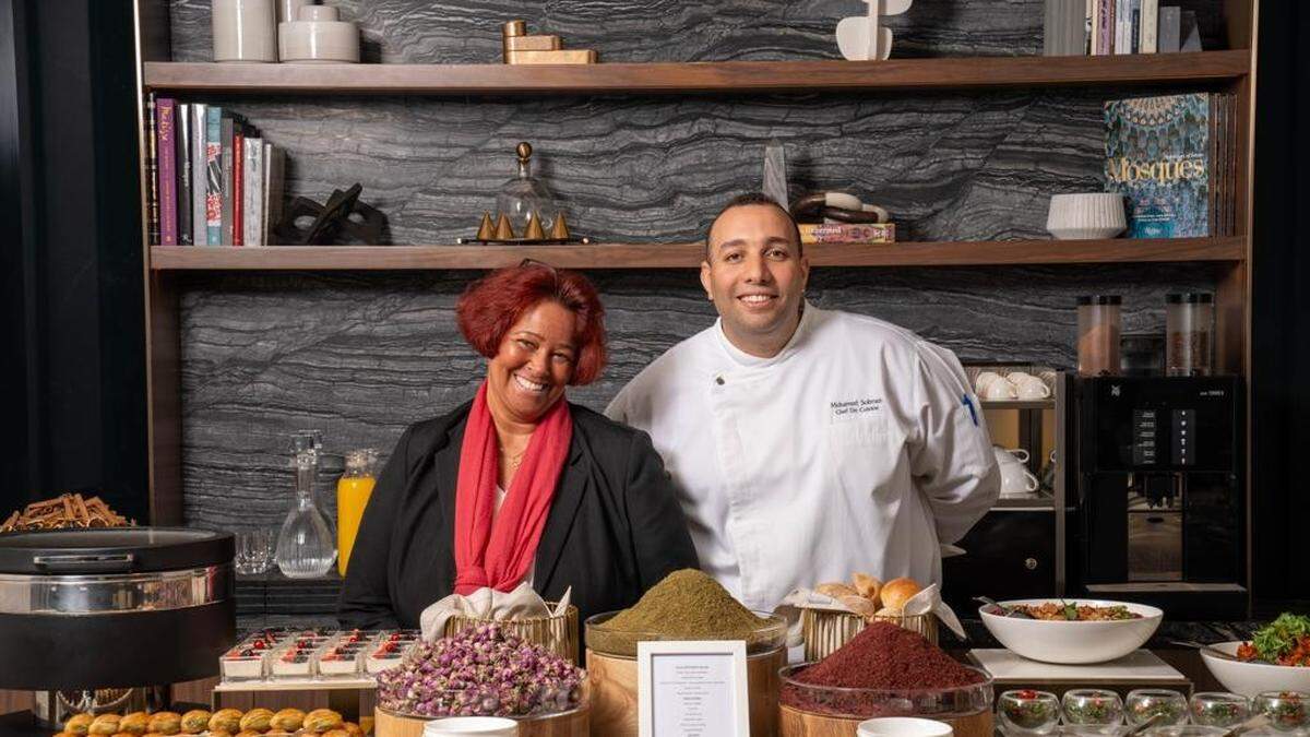 Gabriele Schenk mit Küchenchef Mohamed Soliman im Grand Hotel Kuwait.