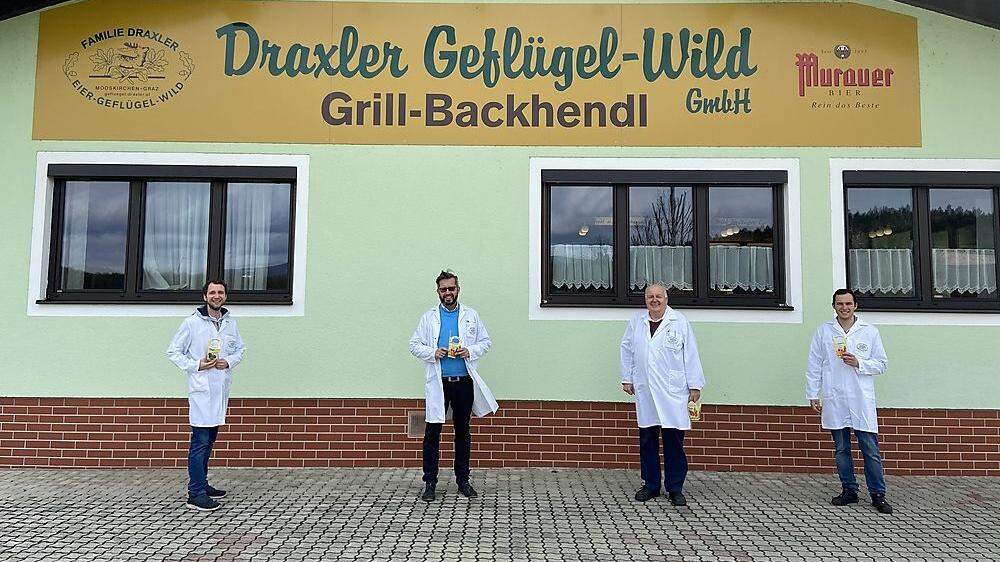 Die Draxler-Männer Michael Nocker, Franz Draxler, Erwin Draxler Junior und Marcel Draxler vor dem Familienbetrieb
