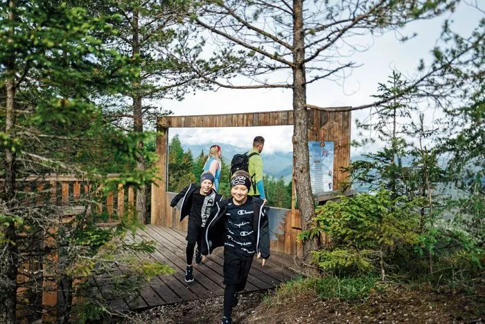 Die Jungs unterwegs am Waldabenteuerweg "Das Geheimnis des weißen Turms"