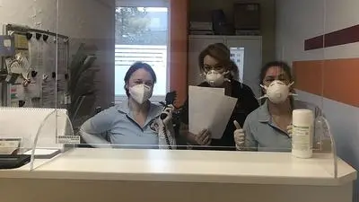 Langfischer (Mitte) und ihr Team mit Schutzmasken. Seit gestern schützt eine Spukvorrichtung zusätzlich