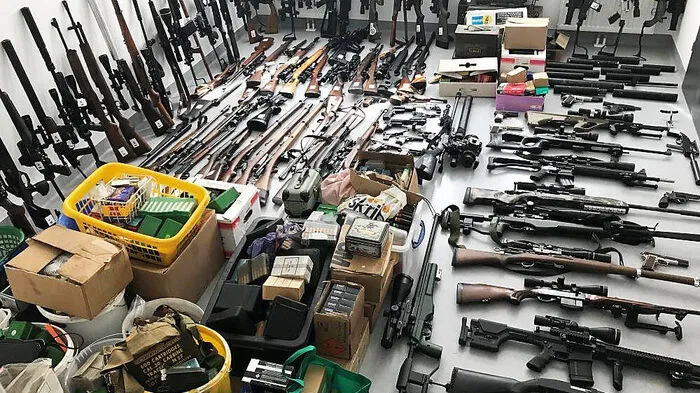 Zahlreiche verbotene und registrierpflichtige Waffen