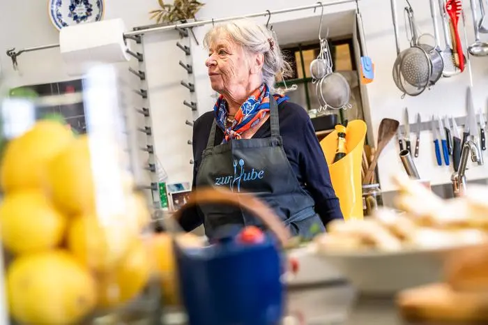 Mit 84 noch aktiver als manch 20-Jährige: Gingi Peez-Petz weckt durch ihre saisonale Küche schmackhaft die Lebensgeister