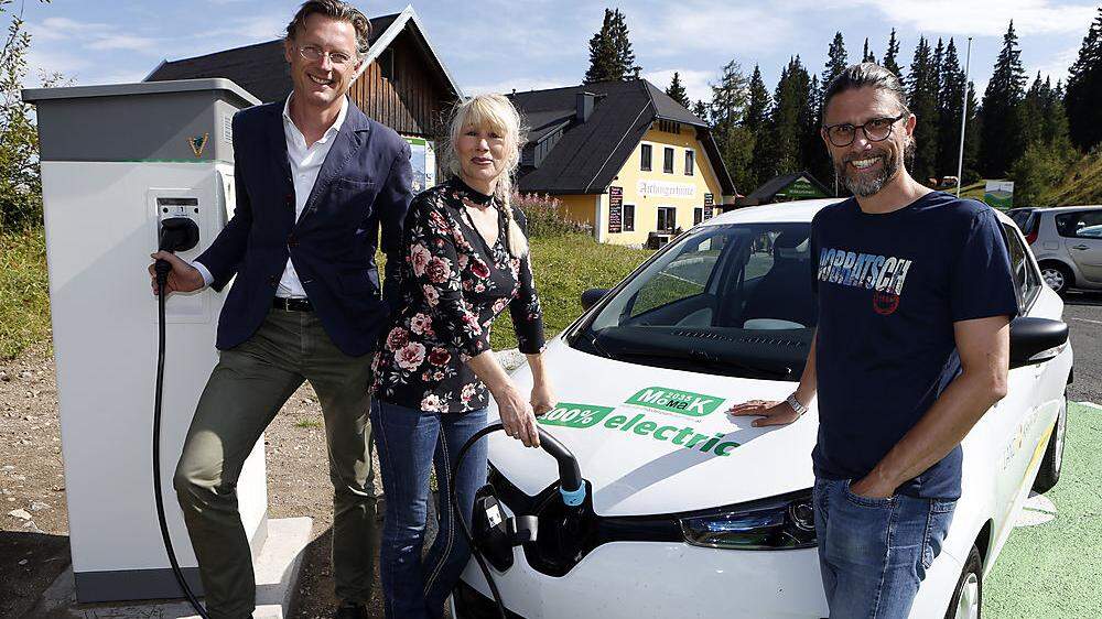 Johannes Hörl (Geschäftsführer Villacher Alpenstraßen Fremdenverkehrsgesellschaft m.b.H.), Hüttenwirtin Aichingerhütte Dagmar Außerwinkler und Robert Heuberger (Naturpark-Manager Naturpark Dobratsch)