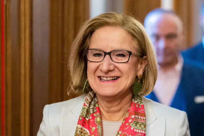 Februar: "Rote bleiben Gsindl! Schönen Schitag!" - Landeshauptfrau Johanna Mikl-Leitner (ÖVP) hätte ihre SMS aus dem Jahr 2016 wohl lieber nicht in einem Protokoll gelesen. "Ich bin ja wirklich der komplette Volltrottel, können sie im Protokoll schreiben." - Meinungsforscherin Sabine Beinschab hielt sich hingegen vor der Staatsanwaltschaft bewusst nicht zurück - und wird zur Kronzeugin. "Ich bin zum Beispiel immer mit null Promille unterwegs, wenn ich Auto fahre. Bekomme ich dafür auch eine Belohnung?" - Burgenlands SPÖ-Landeshauptmann Hans Peter Doskozil kann nicht in jedem Anreizsystem einen Sinn erkennen - und kritisiert die Impflotterie, wenn es eine Impfpflicht gibt.
