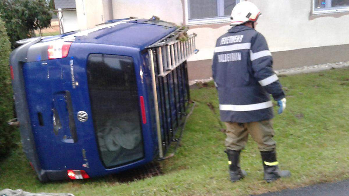 Kleinbus segelte haarscharf an der Hausmauer vorbei