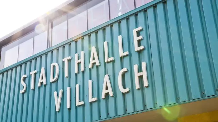 Fassade auf der auf blauem Untergrund: „Stadthalle Villach“ steht