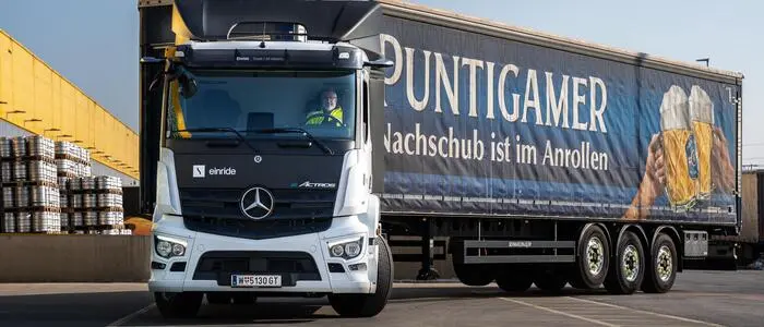 Ein E-Lkw mit einem Anhänger mit einem Branding von Puntigamer | Ein E-Lkw, der zwischen den Brauereien Göss und Puntigam, dem Logistikzentrum der Brau Union in Wundschuh und den Vertriebs- und Partnerlagern in Südösterreich unterwegs ist