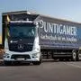Ein E-Lkw mit einem Anhänger mit einem Branding von Puntigamer | Ein E-Lkw, der zwischen den Brauereien Göss und Puntigam, dem Logistikzentrum der Brau Union in Wundschuh und den Vertriebs- und Partnerlagern in Südösterreich unterwegs ist