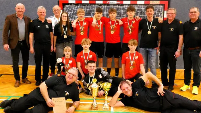Rund 50 Jugendliche mit ihren Betreuern aus allen Teilen des Feuerwehrbereichs Fürstenfeld haben am Samstag in der Sporthalle in Ilz eindrucksvoll bewiesen, dass der Feuerwehrnachwuchs auf dem Fußballplatz eine gute Figur macht.