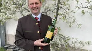 Ob Ap­fel­saft oder Vo­gel­kir­schen­brand: Gün­ther Sor­ger ist lei­den­schaft­li­cher Land­wirt 